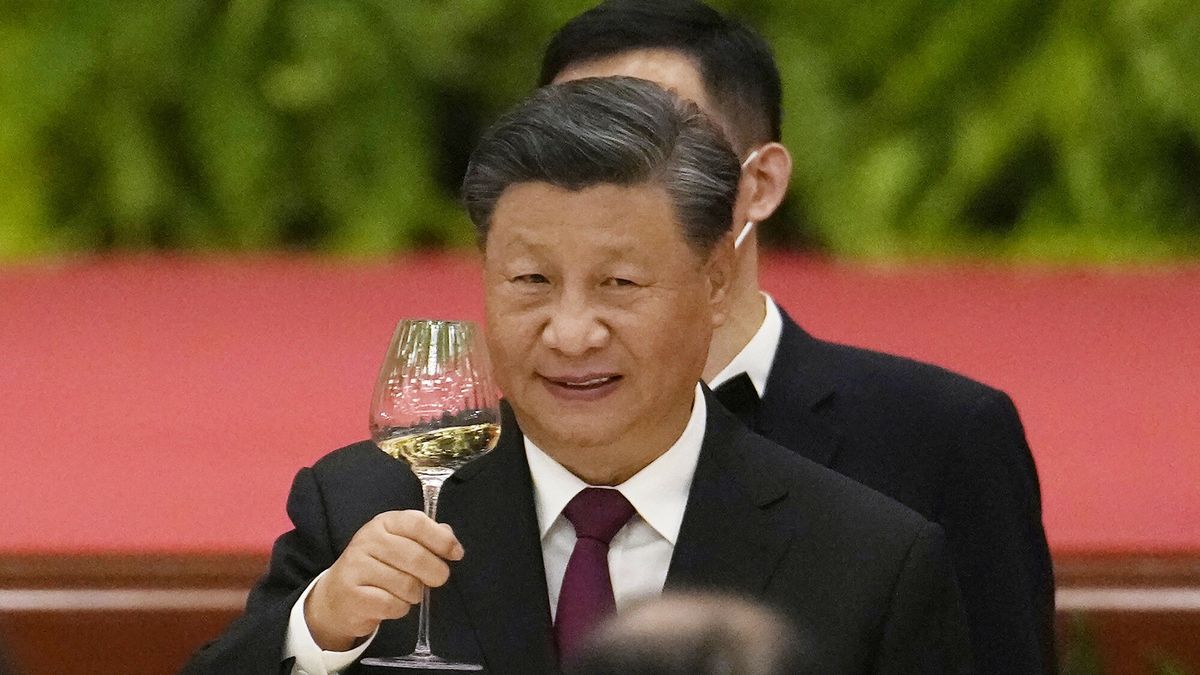 Temporary
Chinese President Xi Jinping toasts during a dinner reception at the Great Hall of the People on the eve of the National Day holiday in Beijing, Friday, Sept. 30, 2022. (AP Photo/Ng Han Guan)
Ng Han Guan
