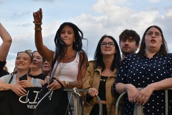 Tłumy na Żorskiej Wiośnie Młodości. Na scenie Alien and Majtis, gwiazdą wieczoru Enej