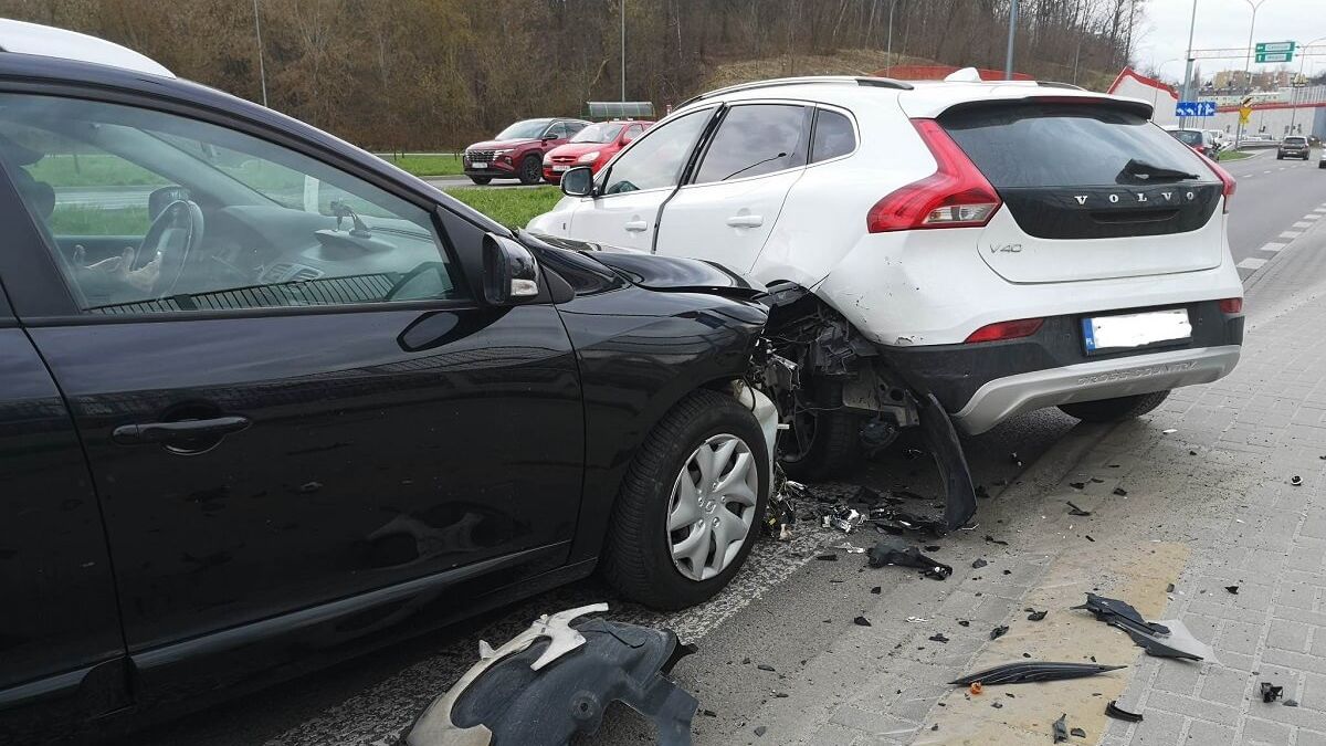 Zderzenie renault z volvo na skrzyżowaniu ulic Ducha z Północną