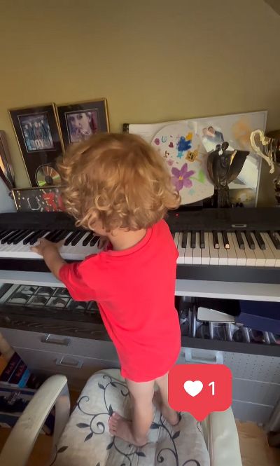 Najmłodsi t grają na keyboardzie Marcina Millera