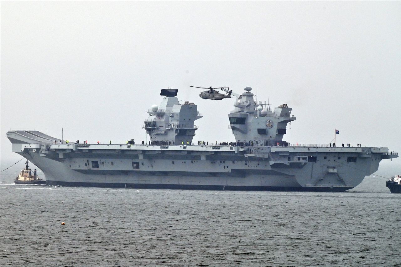 Potężny lotniskowiec na czele. Ogromna flota ma "zademonstrować potęgę marynarki wojennej" - HMS Prince Of Wales 