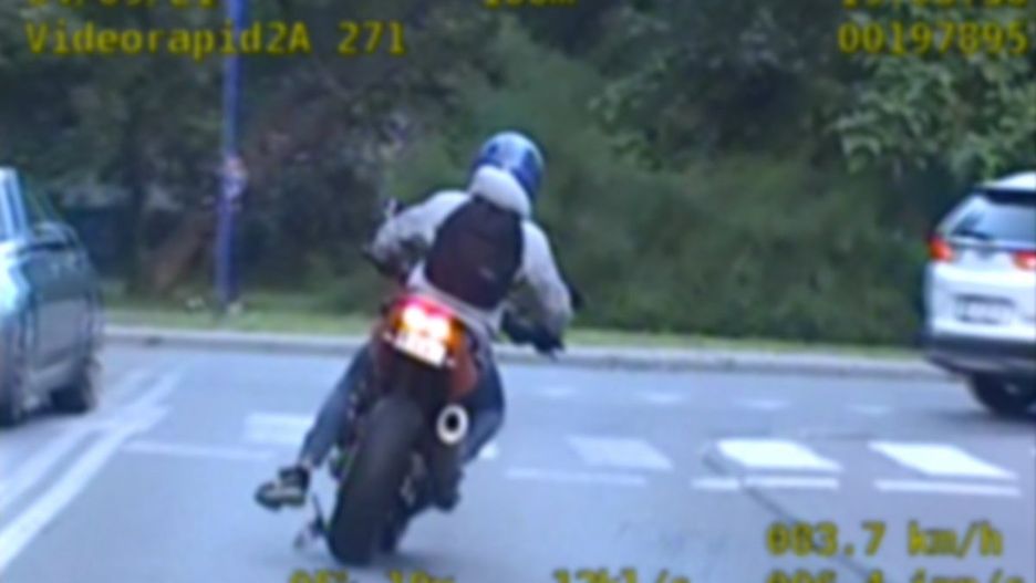 Tarnowskie Góry. 26-latek ucieczkę przed policją zakończył upadkiem i urazem nogi.