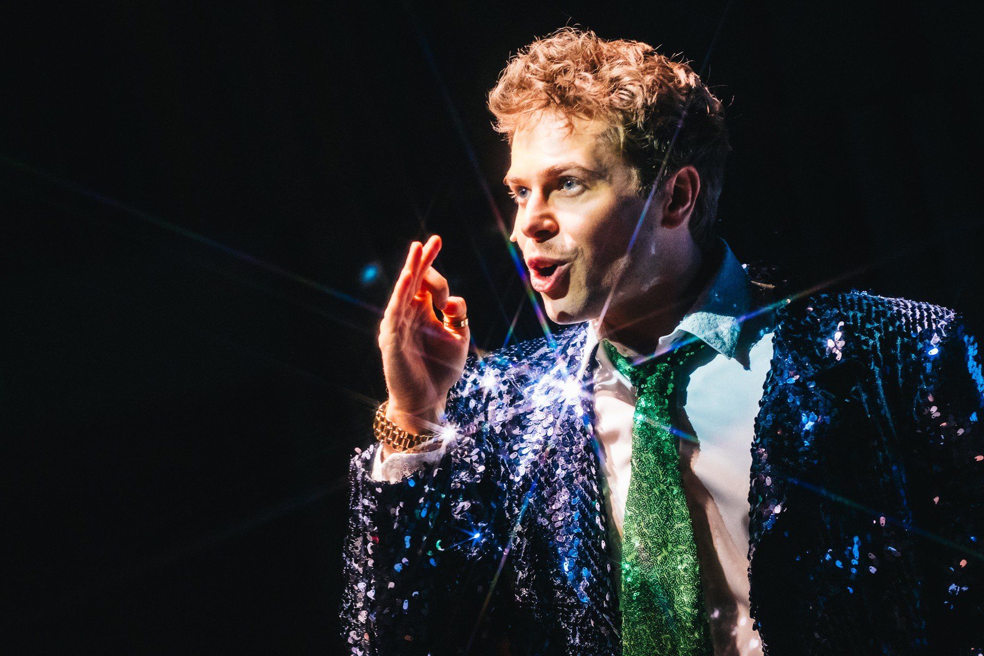 Jakub Golla, 30-letni aktor występujący na deskach kieleckiego teatru doceniony za grę aktorską i wrażliwość sceniczną. Zobaczcie jego zdjęcia w galerii