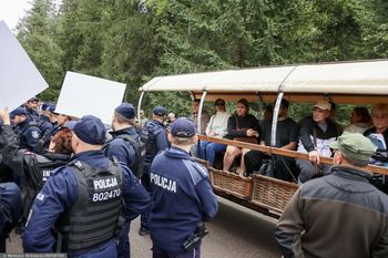 Interwencja policji na drodze do Morskiego Oka. Pikieta aktywistów i kontrmanifestacja