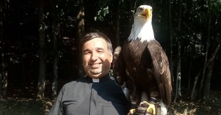 Posłanka Lewicy pozwała księdza. Będzie sądzony za mema