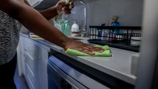 Wyrwane zęby, język przybity do deski. Przez lata znęcali się nad sprzątaczką