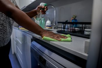 Wyrwane zęby, język przybity do deski. Przez lata znęcali się nad sprzątaczką