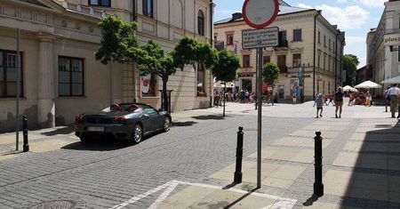 Parkowanie w centrum Lublina. „Mam drogie auto to parkuję, gdzie chcę”