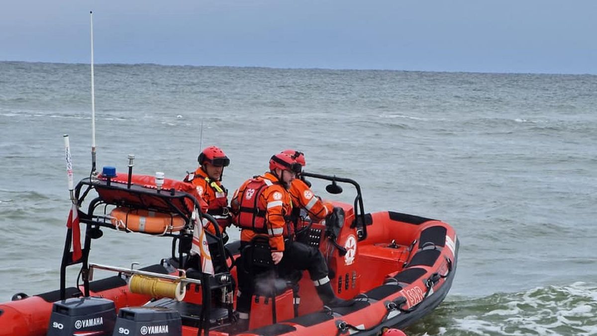 Ratownicy zwracają uwagę na fałszywe alarmy nad morzem.