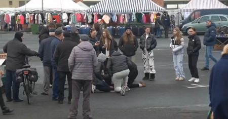 Młody chłopak miał atak epilepsji na targowisku. Tak zachowali się ludzie