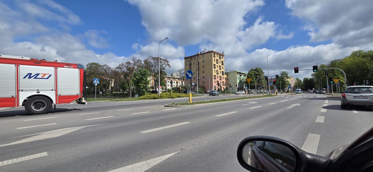 Utrudnienia w centrum Ostrowca Świętokrzyskiego. Strażacy usuwają plamę oleju