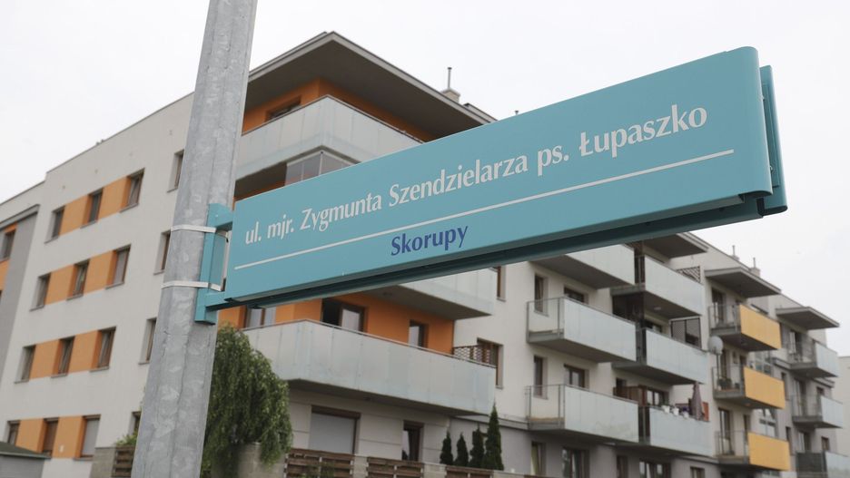 Tabliczka z nazwą ul. mjr. Zygmunta Szendzielarza ps. &#34;Łupaszko&#34;
