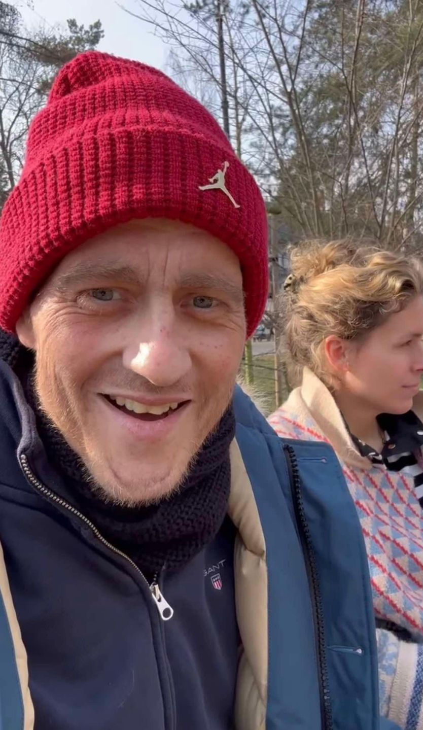 Tomasz Jakubiak nadaje z żoną z parku i studzi entuzjazm fanów