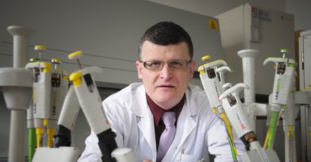 Koronawirus w Polsce. Dr Paweł Grzesiowski: epidemia wcale nie słabnie