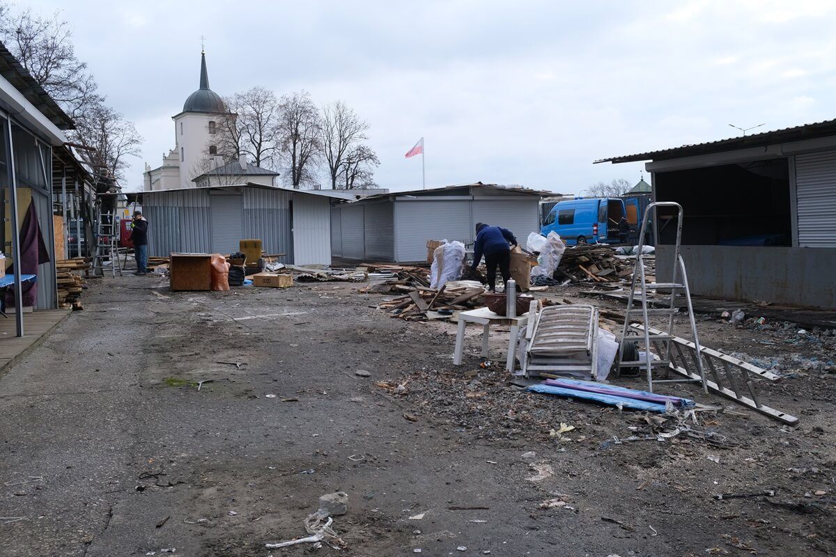Rozbiórka stoisk handlowych na targowisku przy ul. Ruskiej w Lublinie