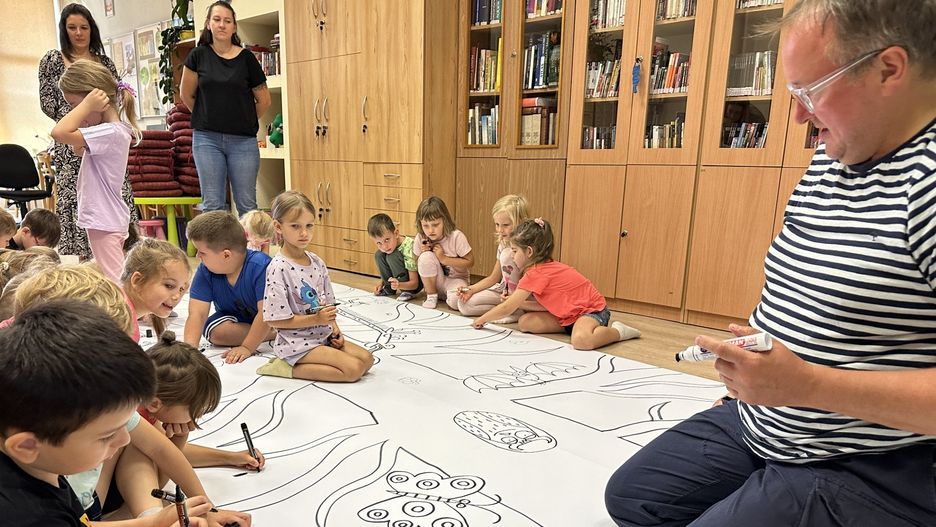 Piotr Socha, grafik i ilustrator w bibliotece w Skierniewicach opowiadał przedszkolakom o swej fascynacji drzewami