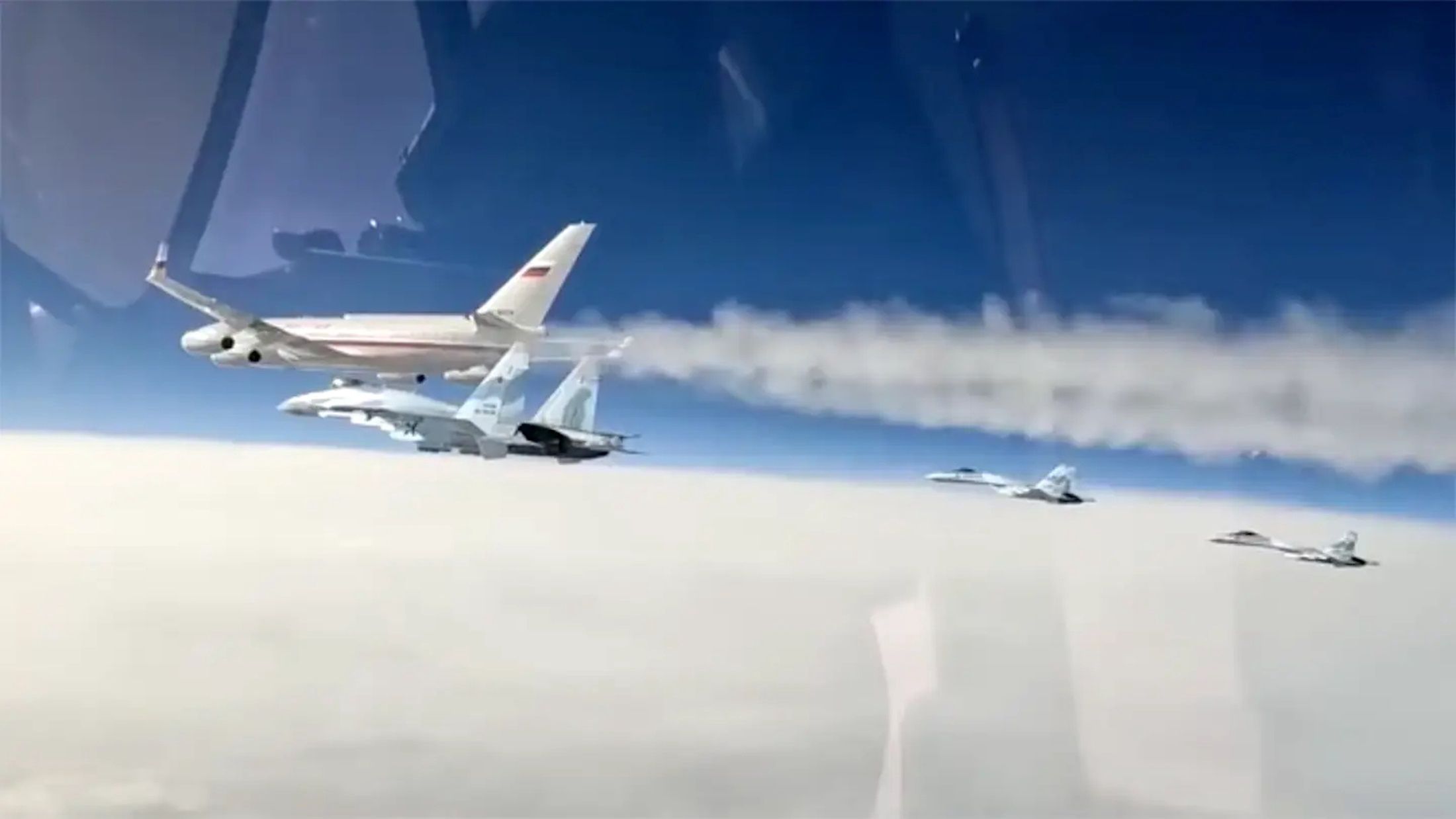 Samolot rosyjskiego prezydenta eskortowany przez myśliwce Su-35S