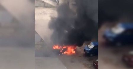 Pożar dwóch samochodów na ul. Plac Singera w Lublinie [WIDEO]