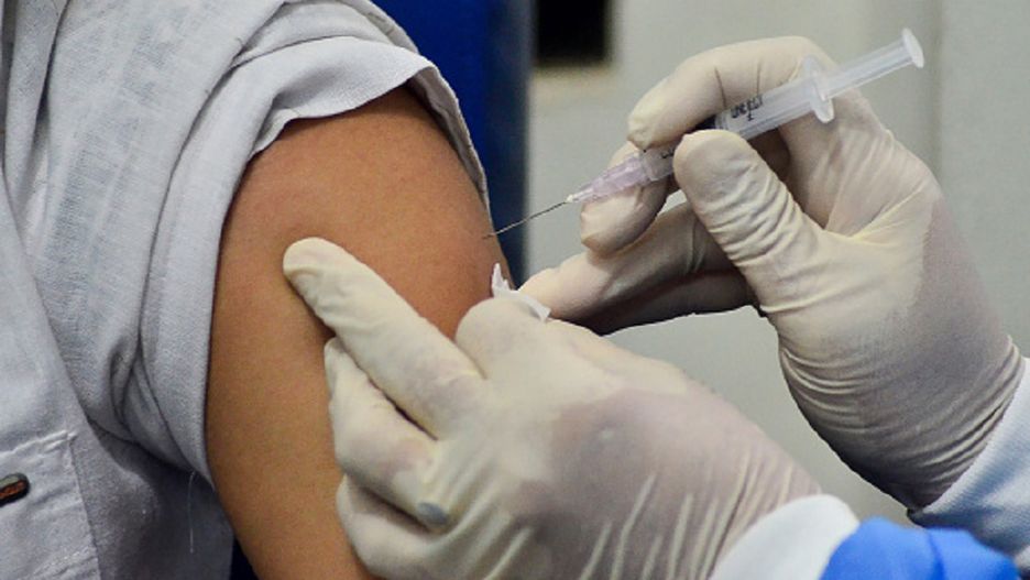 Szczepienia na COVID-19. Zaszczepili już ponad milion ludzi. Oto lider