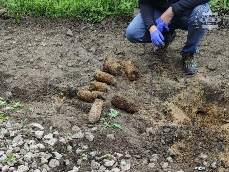 Setka niewybuchów w ziemi, w tym bomb lotniczych. Saperzy z Gliwic w akcji