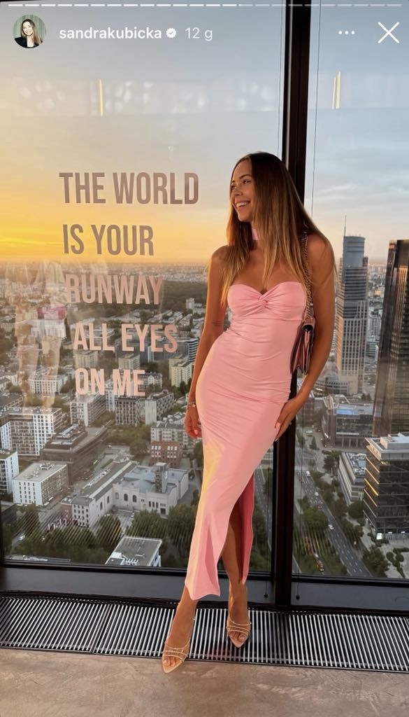 Sandra Kubicka pozuje w różowej sukience 