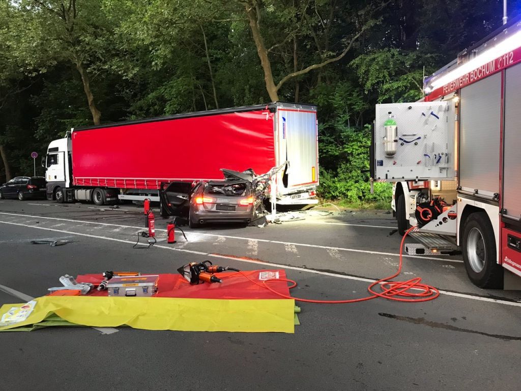 Tragedia na postoju w Niemczech. Audi wbiło się w polską ciężarówkę