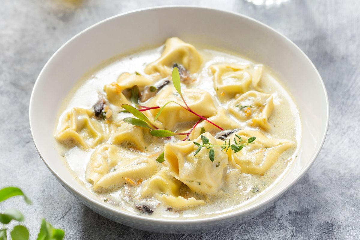 Do zupy serowej możesz dodać tortellini