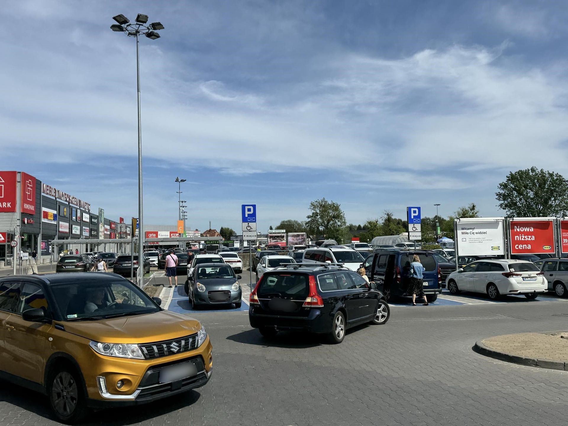 Tłumy na parkingu przed siecią IKEA w Jankach