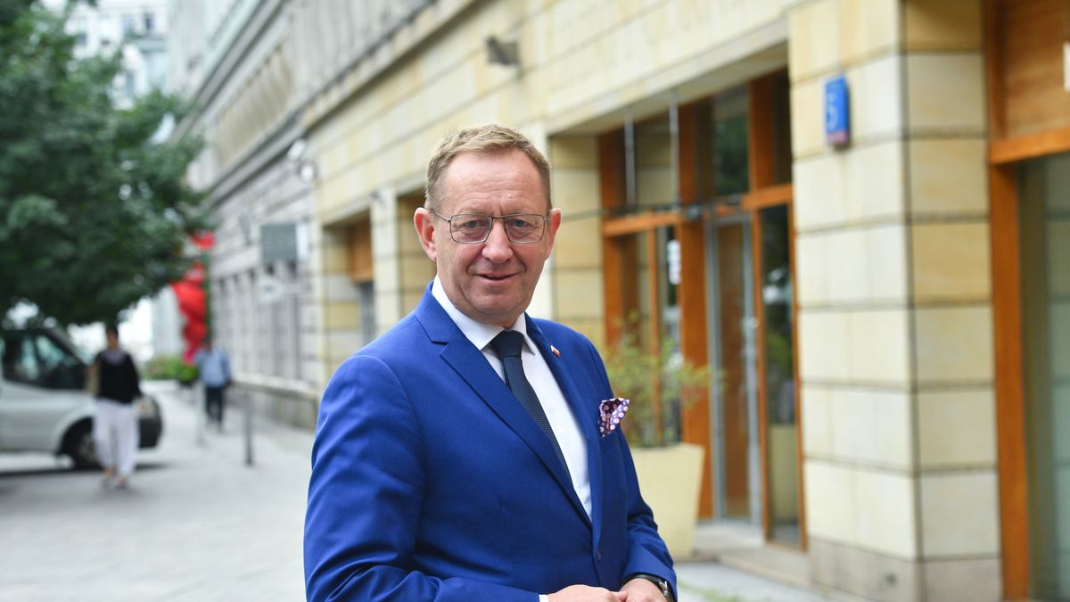 Warszawa, 03.08.2023. Minister rolnictwa i rozwoju wsi Robert Telus przed siedzibą Polskiej Agencji Prasowej w Warszawie, 3 bm. Szef resortu rolnictwa był gościem Studia PAP. (aldg) PAP/Radek Pietruszka***Zdjęcie do depeszy PAP pt. ***