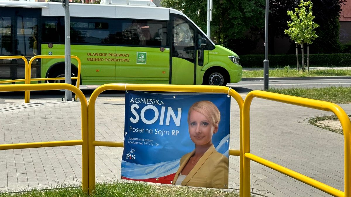 Plakaty posłanki Prawa i Sprawiedliwości wiszą w podwrocławskich gminach