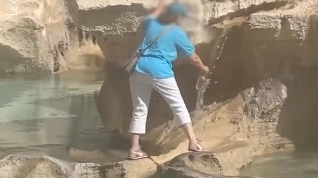 Turystka weszła do historycznej fontanny 