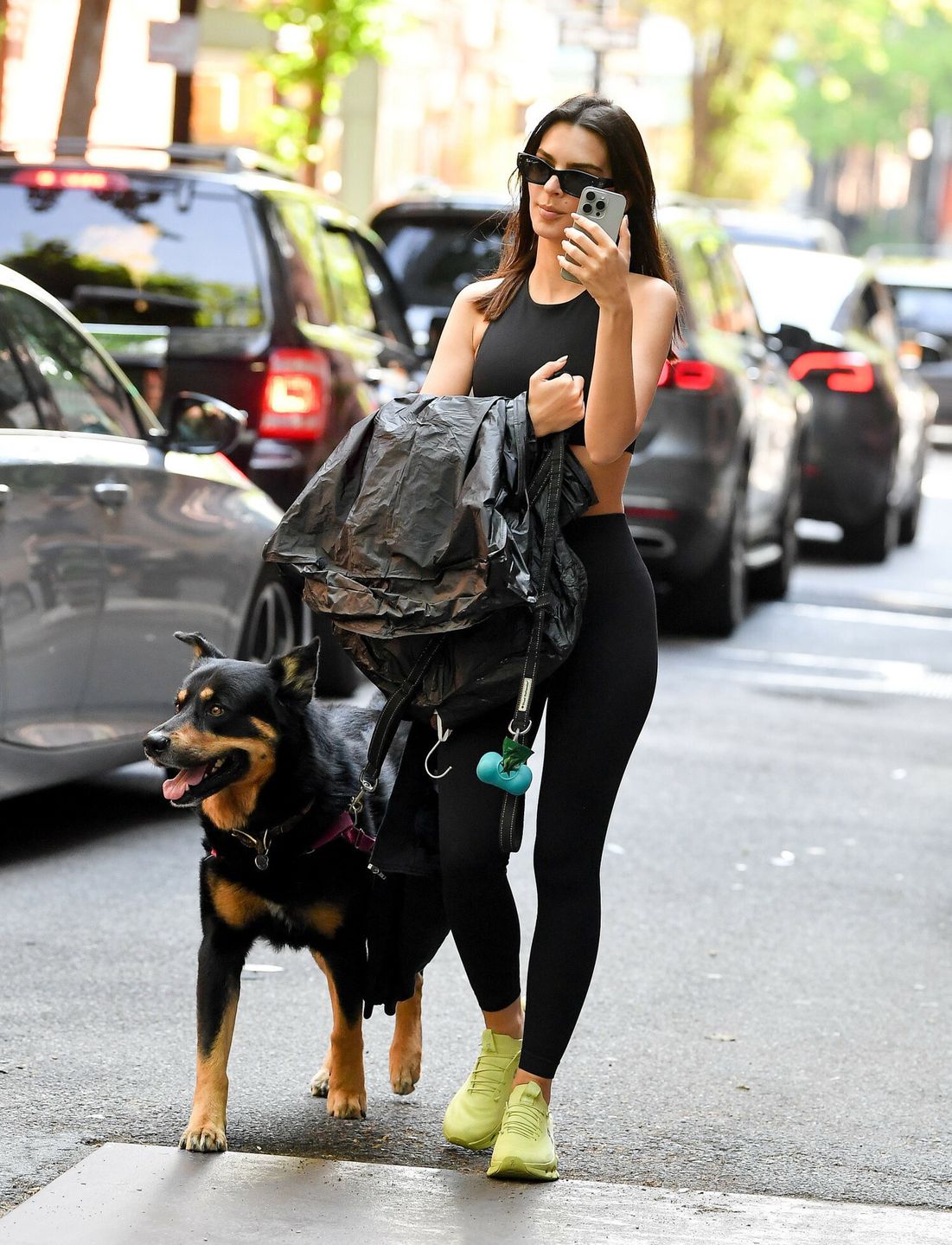 Emily Ratajkowski wyprowadza psa 