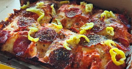 Spróbowałem pizzy w stylu Detroit. Mój dietetyk nie byłby zadowolony