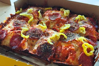 Spróbowałem pizzy w stylu Detroit. Mój dietetyk nie byłby zadowolony