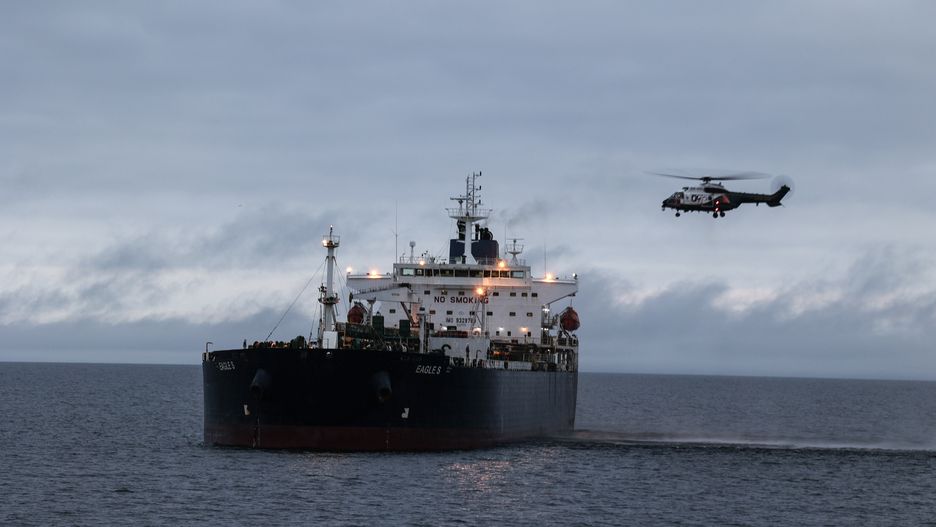 A handout photo made available by Finnish Border Guard shows a helicopter used by the authorities during an operation to transfer the Eagle S tanker from the Gulf of Finland to Svartbeck inner anchorage near the port of Kilpilahti, Finland, 28 December 2024. Finnish authorities are investigating the Eagle S, an oil tanker registered with the Cook Islands, suspected of having caused the outage of an undersea power cable connecting Finland and Estonia on 25 December. EPA/FINNISH BORDER GUARD HANDOUT HANDOUT EDITORIAL USE ONLY/NO SALES Dostawca: PAP/EPA.