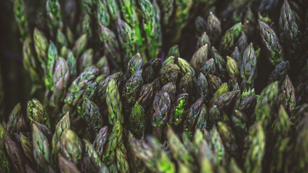 Szparagi to prawdziwa skarbnica witamin, minerałów i błonnika.
