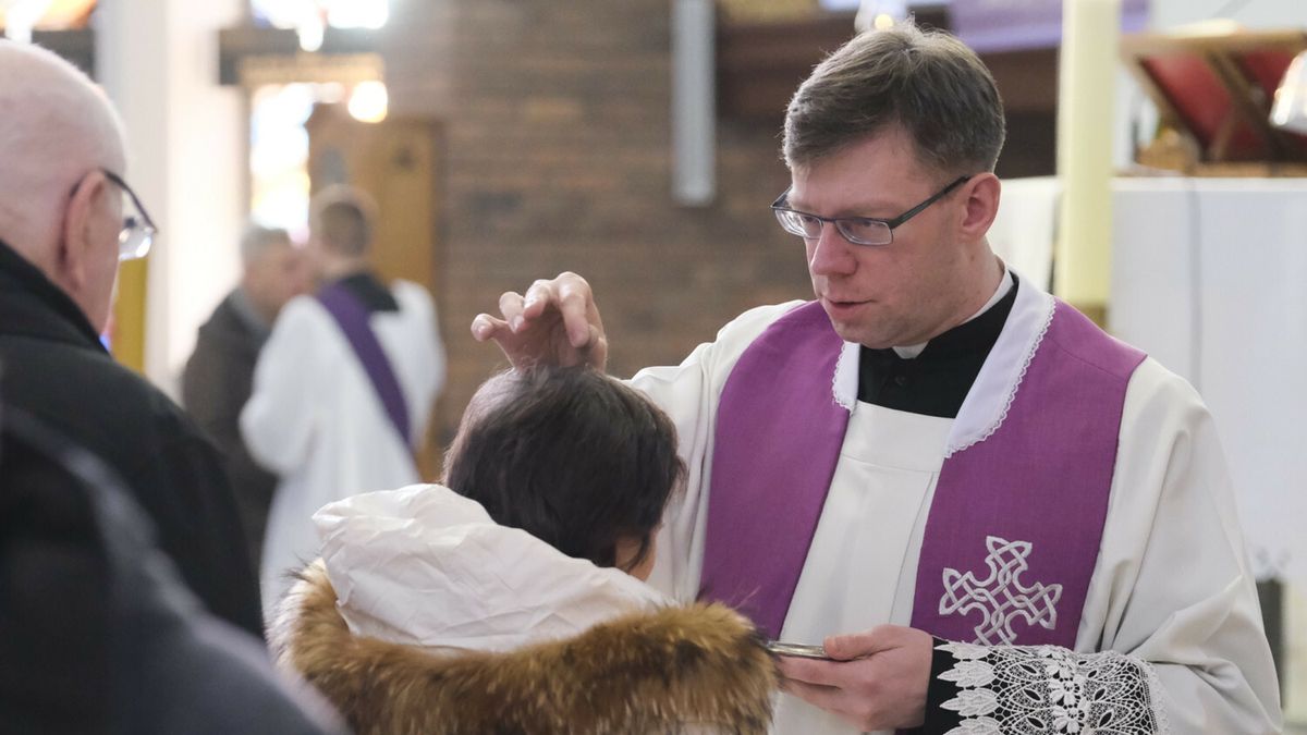Podczas Środy Popielcowej następuje obrzęd posypania głów