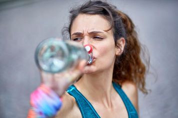Pij przed snem, a kilogramy same spadną. Zdążysz jeszcze przed wakacjami