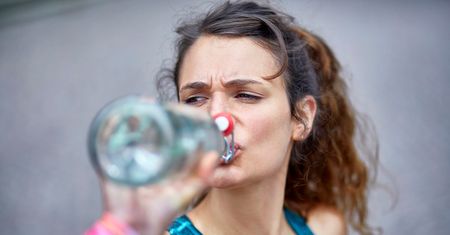 Pij przed snem, a kilogramy same spadną. Zdążysz jeszcze przed wakacjami
