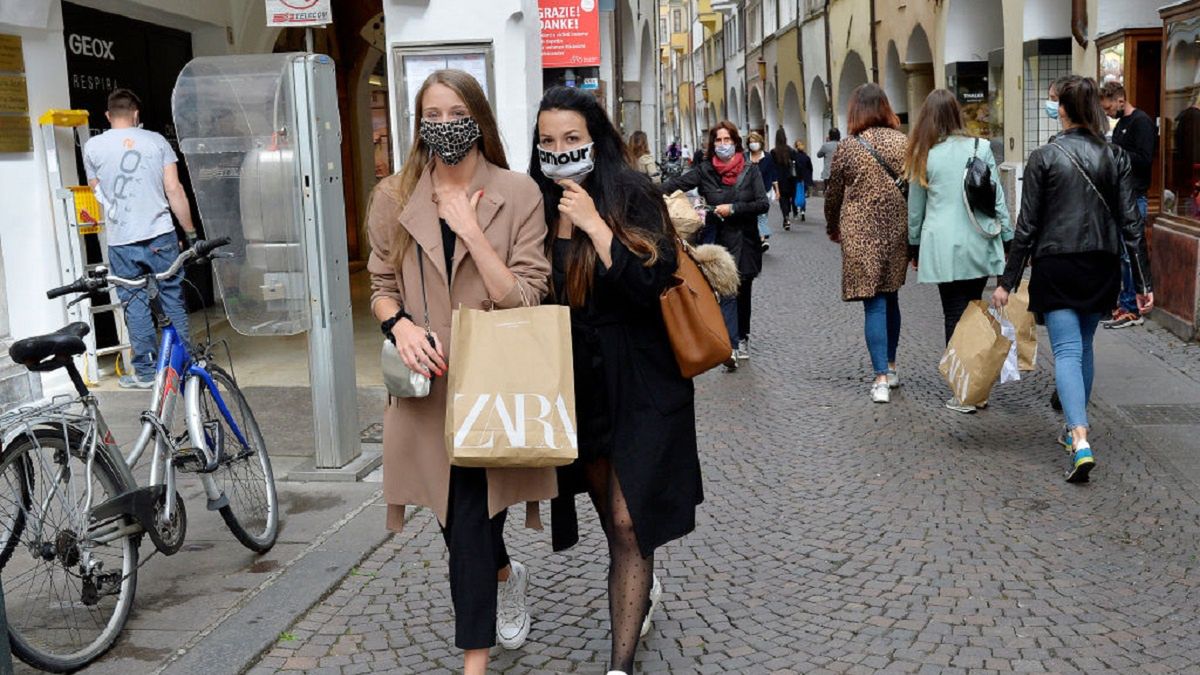 Zachowanie odpowiedniej odległości pomoże zmniejszyć transmisję koronawirusa.