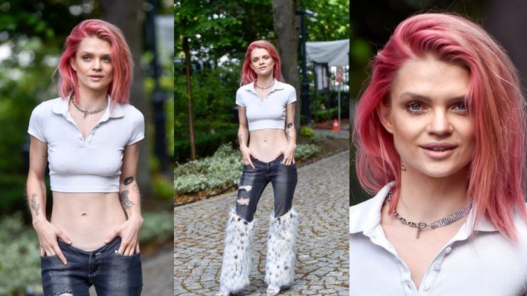 Margaret eksponuje płaski brzuch w kusym topie i mocno wyciętych biodrówkach