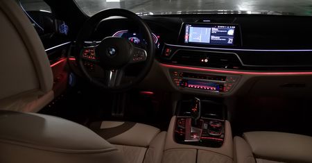 BMW 750i xDrive: Systemy wsparcia kierowcy, Night Vision, zdalne sterowanie i audio Bowers & Wilkins