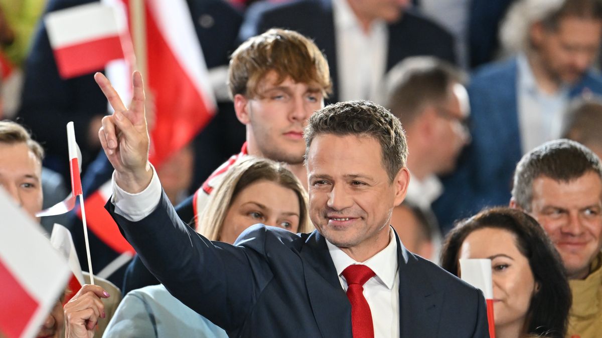 Sandomierz, 18.05.2025. Wybory prezydenta RP - I tura. Kandydat KO w wyborach prezydenckich, prezydent Warszawy Rafał Trzaskowski w sztabie wyborczym w Hali Sportowo-Widowiskowej MOSiR w Sandomierzu, 18 bm. Zakończyło się głosowanie w I turze wyborów prezydenta RP. (mr) PAP/Piotr Polak