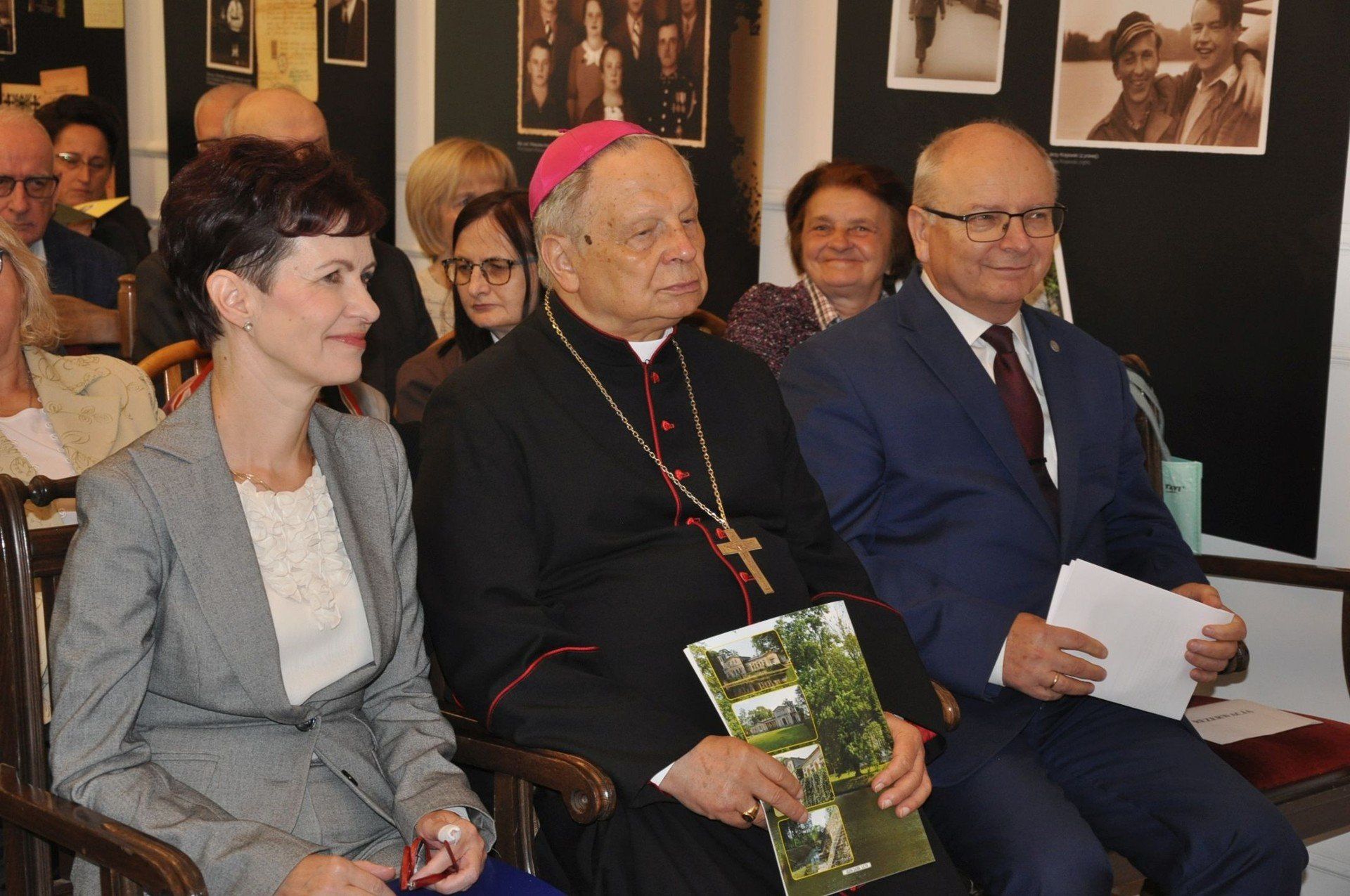 Ksiądz biskup Henryk Tomasik, profesor Anna Wzorek i burmistrz Krzysztof Obratański