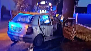 Groźny wypadek w Jaksicach. Skoda uderzyła w drzewo
