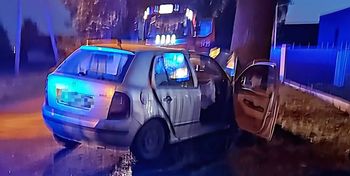 Groźny wypadek w Jaksicach. Skoda uderzyła w drzewo