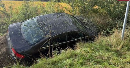 Karczmiska Pierwsze: Audi zjechało z drogi i wpadło do rowu