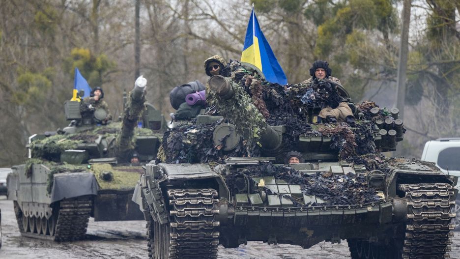 arch5010/04/2022. Ukraine. Ukranian tanks and armour on the move across a pontoon bridge blown up by the retreating Russian Army Picture by Paul Grover / i-Images / eyevinei-Images