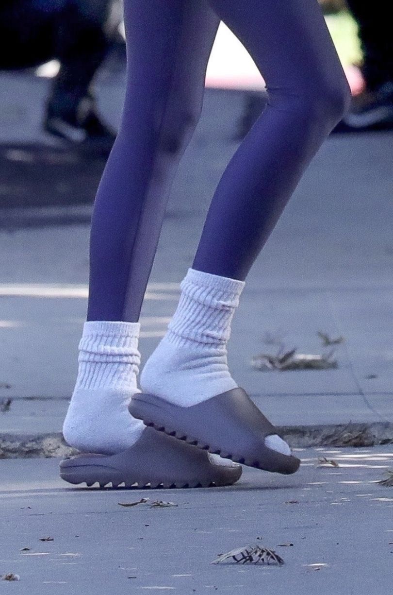 Kendall Jenner w klapkach i skarpetach maszeruje na siłownię w Beverly Hills