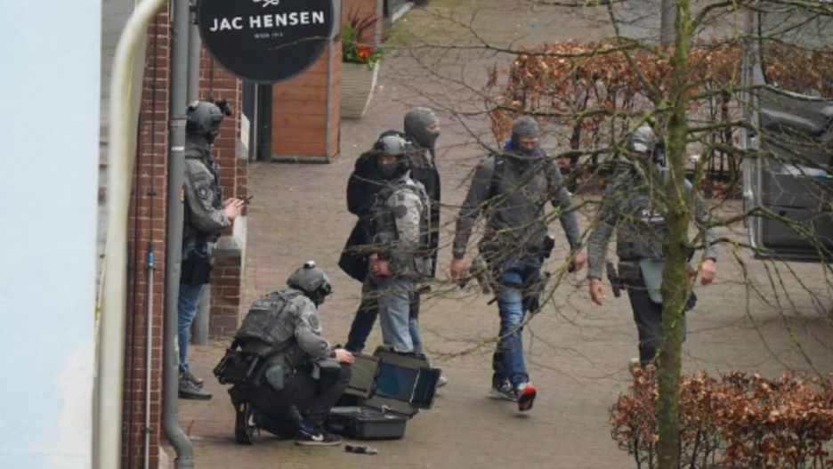Akcja policji w Holandii. Zamaskowany mężczyzna wziął zakładników